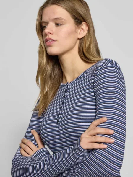 Bluzka o kroju slim fit z długim rękawem i listwą guzikową Review granatowa
