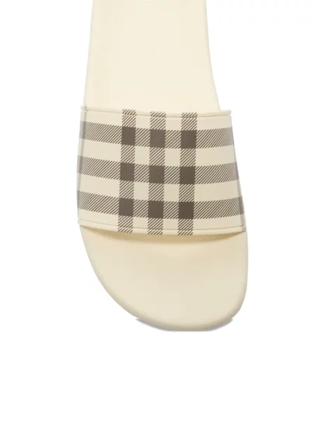 Papuci Burberry în carouri