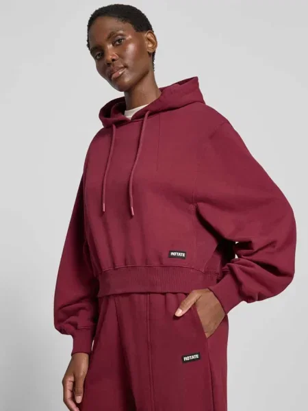 Bluza krótka z kapturem i naszywką z logo Rotate czerwona