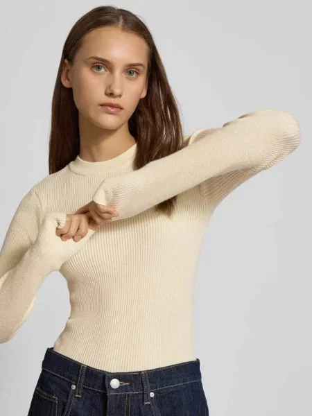 Sweter o kroju slim fit z dzianiny z mieszanki model ‘MIRA’ Pieces