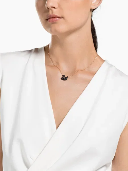 Swarovski Retiazka Swan ružové zlato čierna