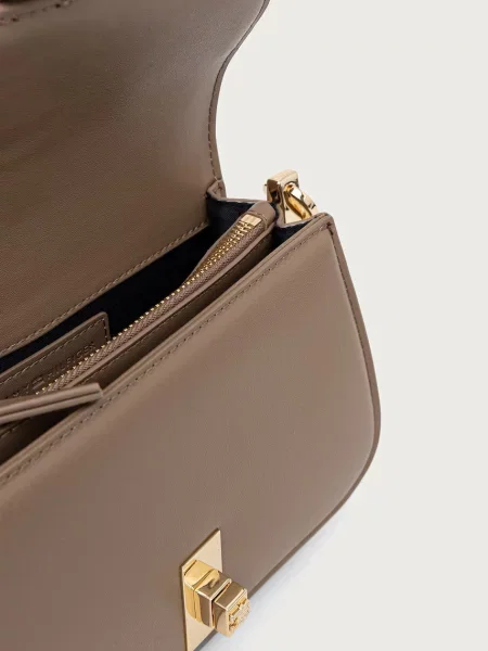 Tommy Hilfiger чанта crossbody дамска от имитация на кожа бежово