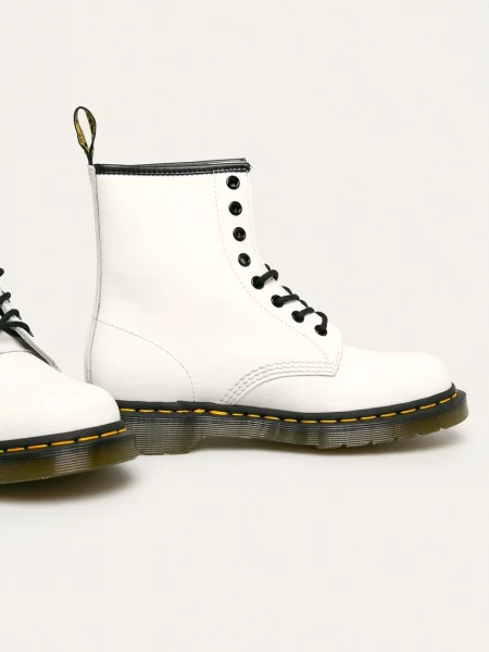 Buty do kostki Dr. Martens sznurowane koronkowe o krotszym kroju białe