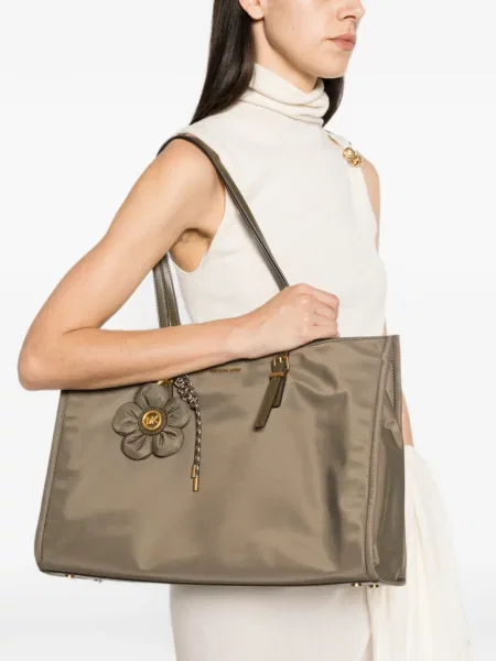 Gėlėtas pakabukas Michael Michael Kors su autografu juoda