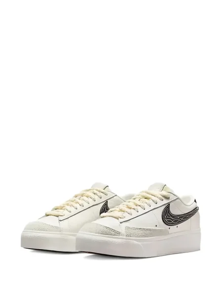 Sneakerși Nike Blazer cu platformă alb