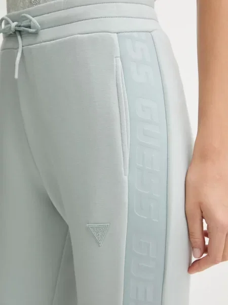 Спортивные штаны Guess с принтом фиолетовые