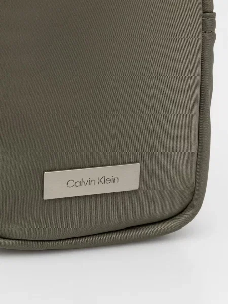 Válltáska Calvin Klein Sleek Slim Reporter zöld