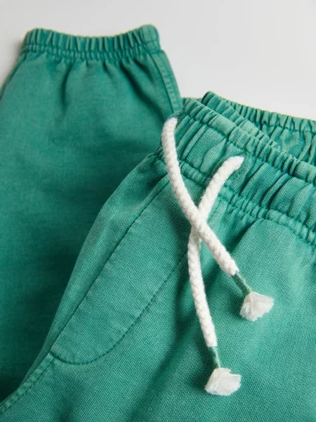 Reserved Спортивні штани з ефектом прання ментолово-зелений зелені