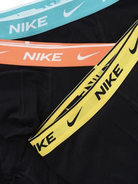 Scurt chiloți Nike cu imagine cu model floral negru