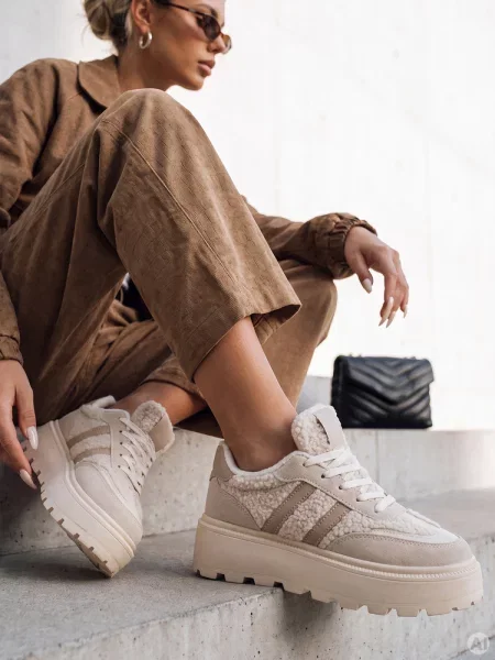 Sneakersy z futerkiem na platformie Dstreet beżowe