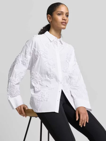 Bluzka koszulowa o kroju relaxed fit z kwiatowym cekinowym obszyciem na całej powierzchni Jake*s Collection biała