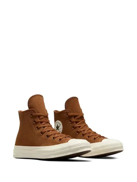 Iš natūralios odos sportbačiai Converse Chuck 70 izoliuoti ant pleištinio kulniuko pilka