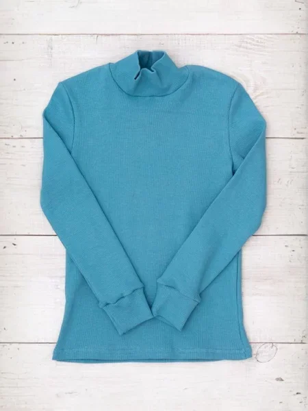 Гольф свитер носи своє голубой