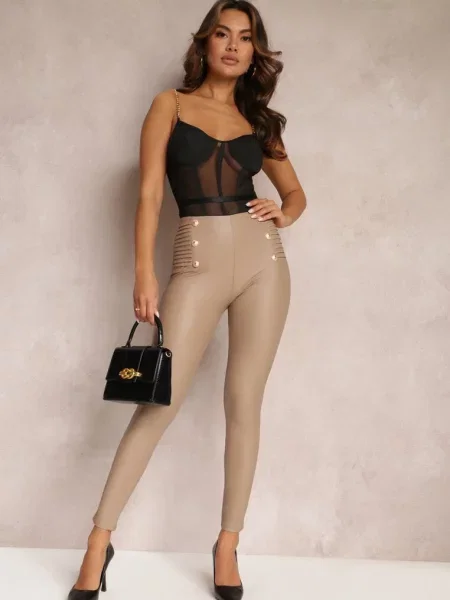 Legginsy z Imitacji Skóry Ozdobione Drapowaniem i Napami Syah beżowe