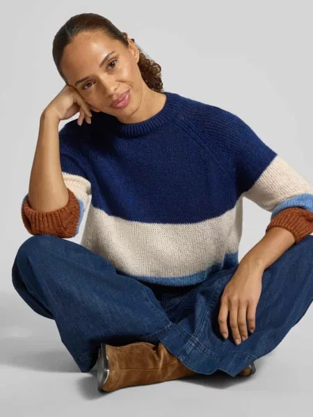 Sweter w kroju relaxed fit z dodatkiem wełny w imitacji dzianiny More & More