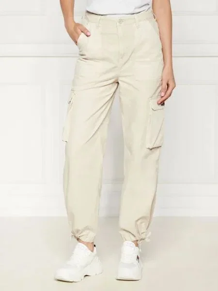 Tommy Jeans Cargo nadrág CLAIRE | flare fit bézs