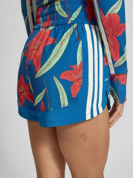 Szorty o kroju regular fit z wzorem na całej powierzchni Adidas Sportswear niebieskie