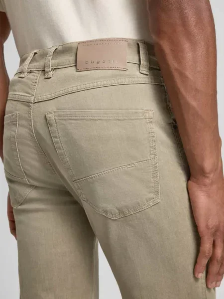 Jeansy o kroju regular fit z wpuszczanymi Bugatti