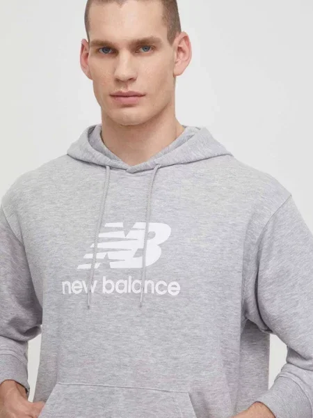 Суичър с качулка New Balance с качулка с принт сиво