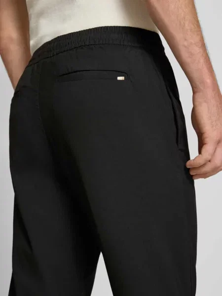 Spodnie sportowe o kroju relaxed fit z elastycznym pasem Jack & Jones czarne