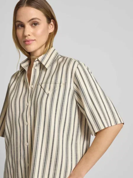 Bluzka koszulowa o kroju relaxed fit z kieszenią na piersi Jake*s Collection beżowa