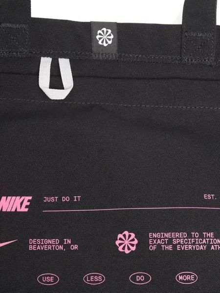 Pantaloni scurți Nike cu șireturi din dantelă cu model camuflaj roz