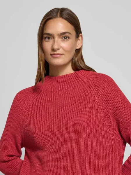 Sweter o kroju regular fit z efektem dzianiny model ‘Basic’ Monari czerwony