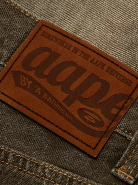 Τζιν με ίσιο πόδι Aape By *a Bathing Ape® με αυτόγραφο καφέ