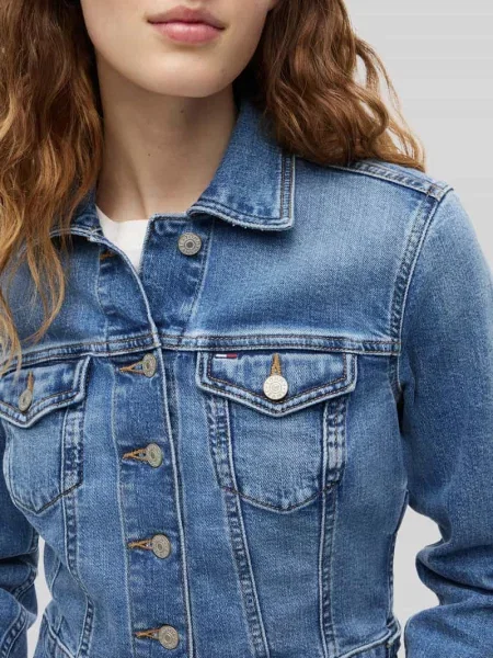 Kurtka jeansowa o krótkim kroju z mieszanki bawełny Tommy Jeans niebieska