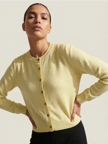 Класичний кардиган на ґудзиках світло-жовтий жовтий