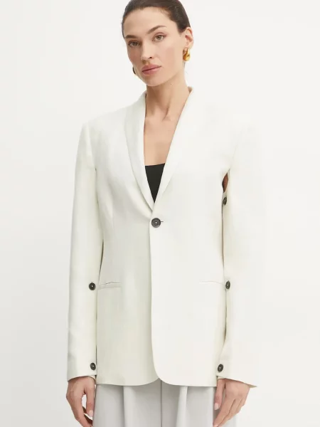 Liviana Conti sacou un singur rand de neted bej