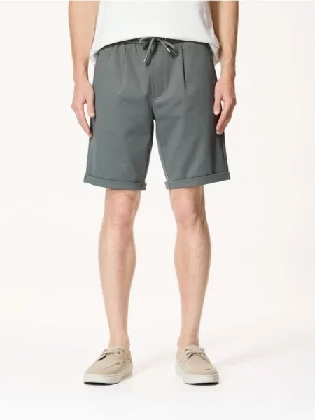 Reserved Pantaloni scurți regular verde-metalizat verde