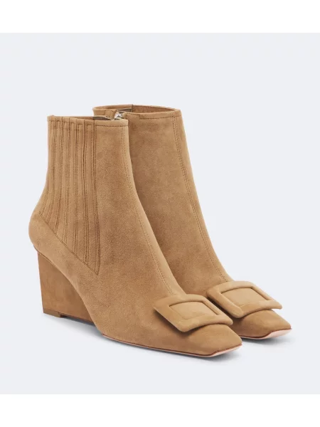 Cizme scurte Roger Vivier din piele de căprioară cu pană bej