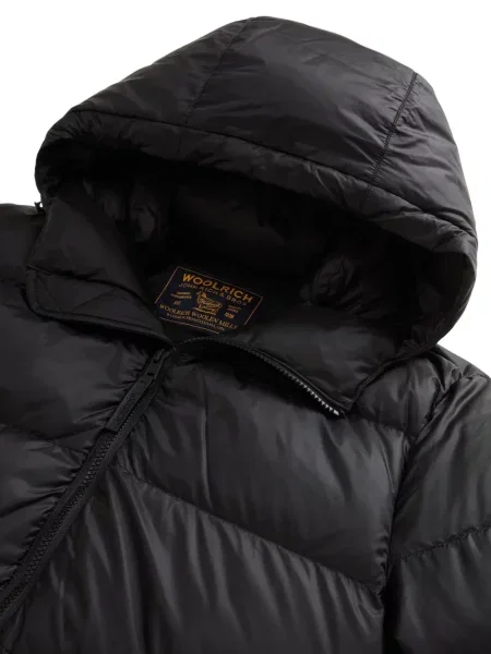 Geacă cu puf Woolrich cu glugă negru
