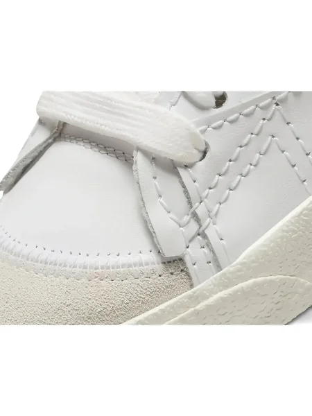 Sneakerși Nike Blazer cu platformă alb