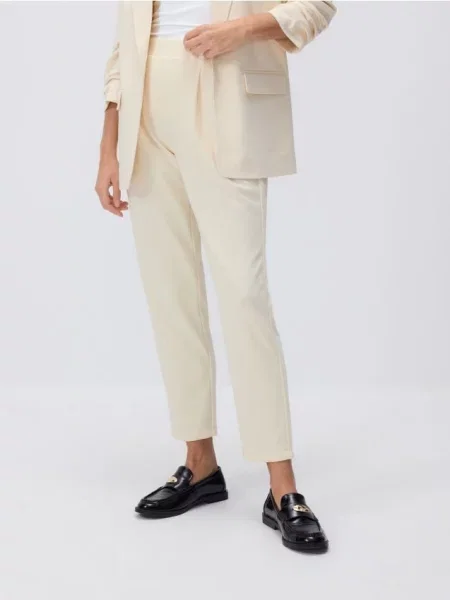 Reserved Штани jogger с защипами світло-жовтий жовті