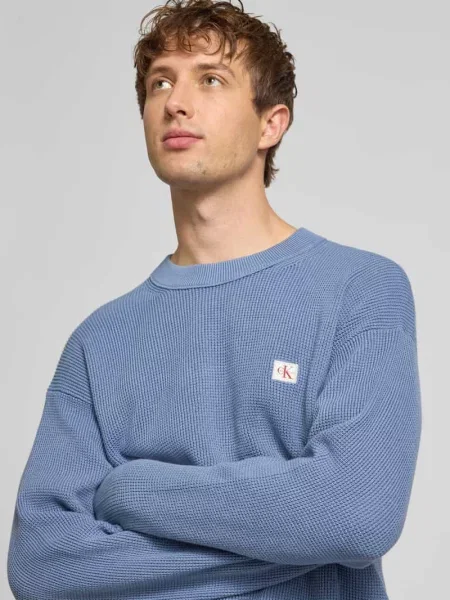 Sweter z dzianiny z fakturowanym wzorem i okrągłym dekoltem Calvin Klein Jeans błękitny