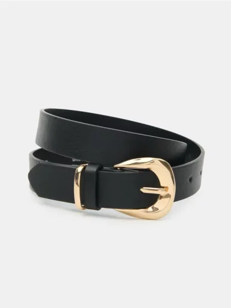 З золотистою пряжкою чорний