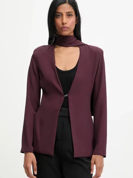 Answear.LAB sacou un singur rand de neted bordo