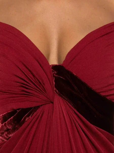 Rochie Elie Saab de catifea plisată de costum roșu