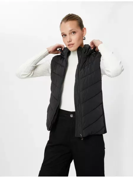 Krótka kamizelka puchowa Koton z kapturem z kieszeniami na zamek czarna