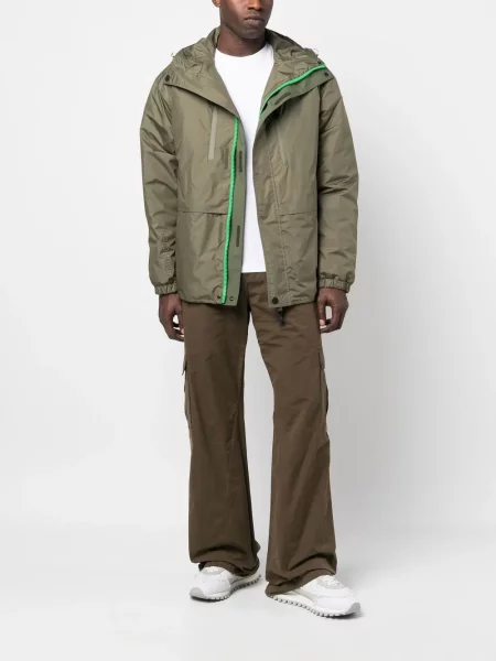 Pūkinė striukė Moncler su plunksnomis su gobtuvu žalia
