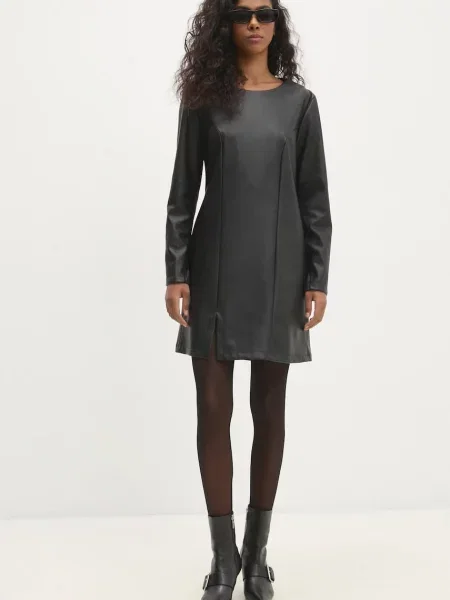 Рокля Answear Lab къса разкроена черно