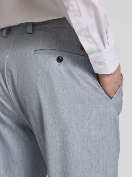Spodnie o kroju tapered fit z zakładkami w pasie i aplikacją model ‘Olf’ Cg - Club Of Gents błękitne