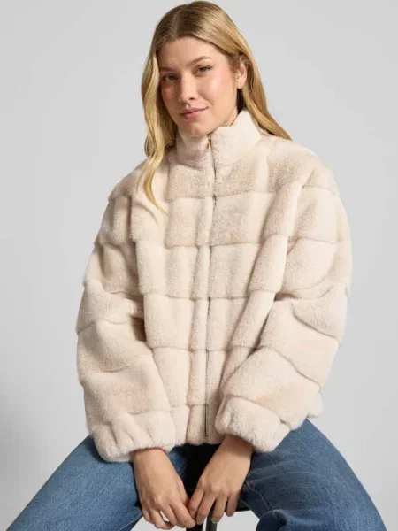 Kurtka w kroju regular fit ze sztucznego futra Petite M.