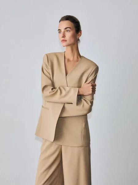 Reserved Гладкий блейзер бежевий