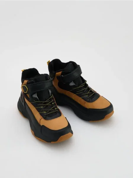 Reserved Vysoké turistické topánky jantárová