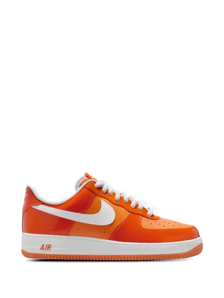 Tricou Nike cu broderie cu decolteu în V retro roz