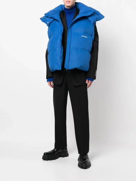 Péřová bunda Off-white z peří s kapucí bílá