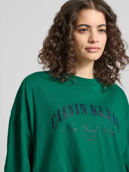 T-shirt o krótkim kroju z nadrukiem z logo Calvin Klein Jeans zielona